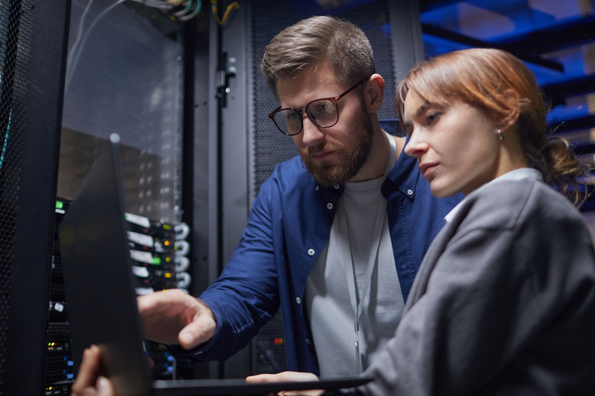 Collaborating for Server Maintenance in Data Center